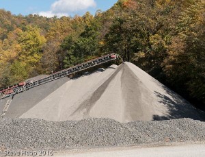 Crushed rock and conveyor belt