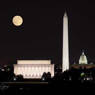 Moon rising in Washington DC